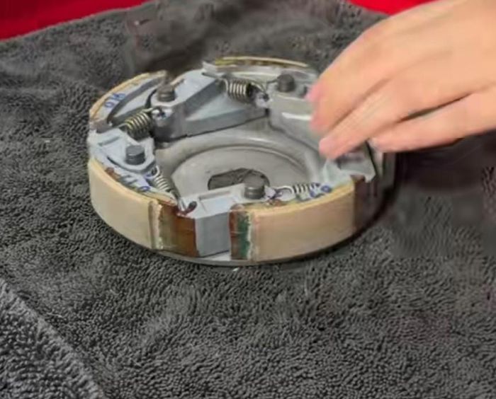 Tapak kampas ganda Honda ADV 350