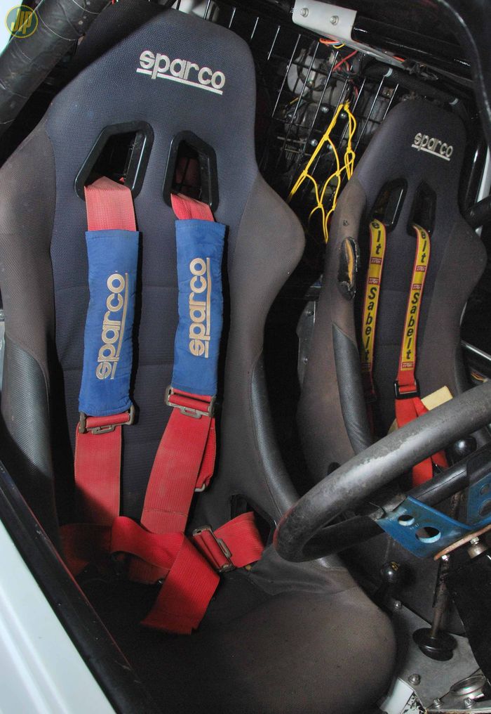 Jok full bucket memakai keluaran sparco dilengkapi safety belt 4 titik. 