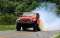 Gendong Mesin Besar, Jeep Wrangler Gampang Banget Diajak Burn Out