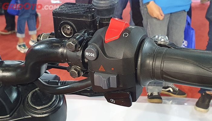 Di setang kanan TVS Ronin ada tombol Mode buat ganti ABS