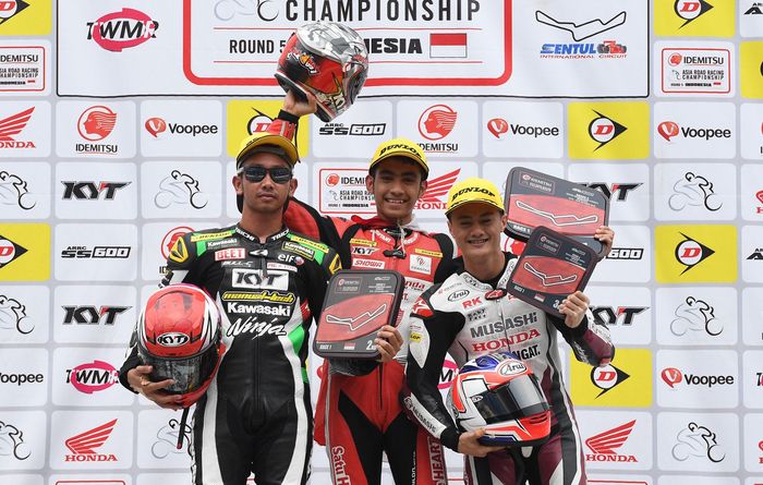 Andi Farid Izdihar (tengah) cetak kemenangan pertama di ARRC SS600 musim ini sekaligus pembalap Indonesia pertama yang menang di kelas ini