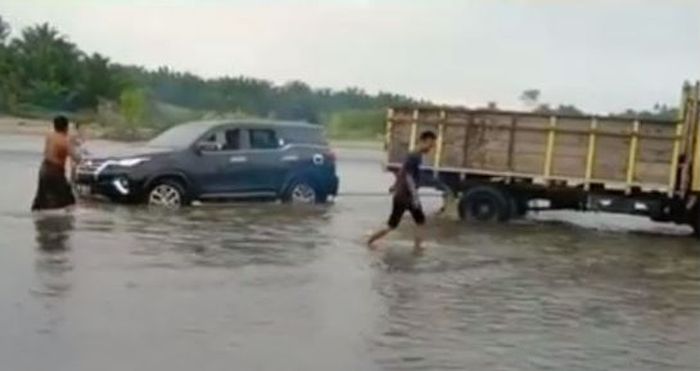 Toyota Fortuner , usai di tarik Truk ke lokasi yang lebih aman.