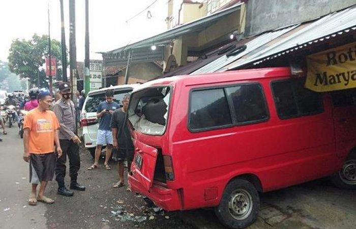 Kondisi pasca Toyota Avanza sabet bodi Suzuki Carry dan robohkan atap bangunan di Bojongsari, Purbalingga, Jateng