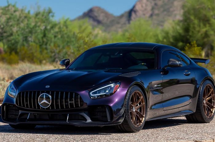 Modifikasi Mercedes-AMG GT R Pro tampil feminn berbalut warna bodi ungu