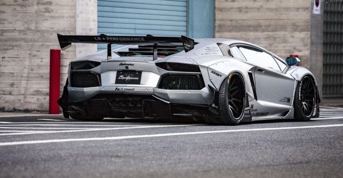 Lamborghini Aventador garapan Liberty Walk