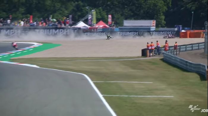 Valentino Rossi mengalami crash bersama Takaaki Nakagami di MotoGP Belanda 2019.