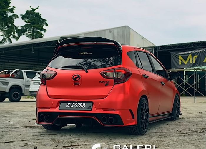 Tampilan belakang modifikasi Daihatsu Sirion pakai spoiler atap VW Golf GTi