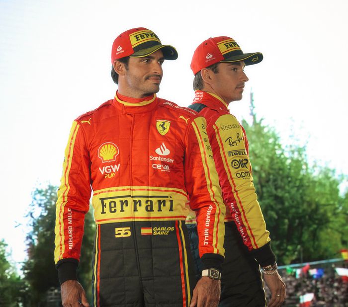 Racing suit spesial Carlos Sainz dan Charles Leclerc di F1 Italia 2023