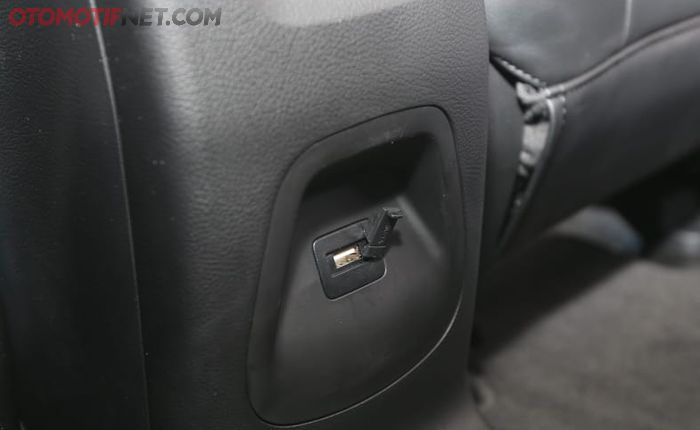 Dilengkapi USB Charger di beberapa titik kabin