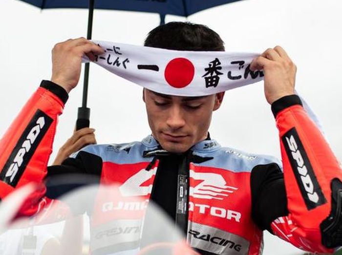 Manuel Gonzalez memakai hachimaki