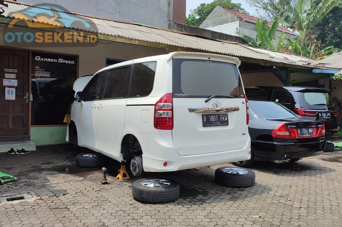 Ilsutrasi Toyota Nav1 sedang servis sistem pengereman, kaki-kaki dalam kondisi menggantung