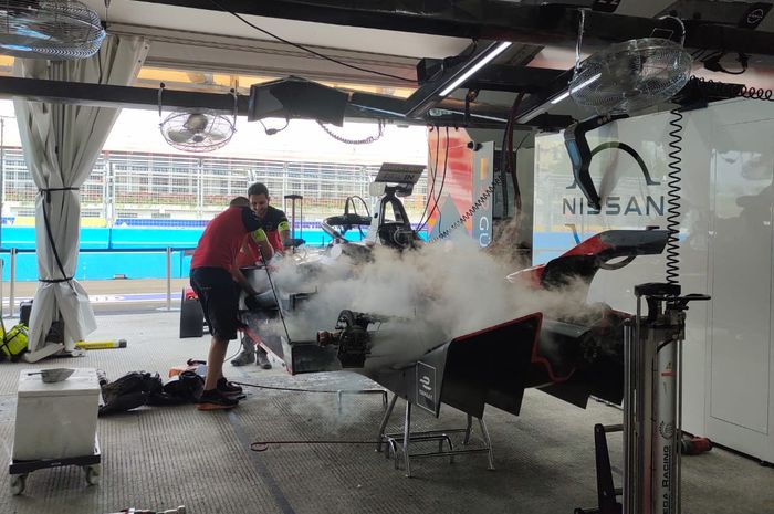 Peran es batu begitu vital dalam gelaran balap mobil listrik Formula E Jakarta 2022