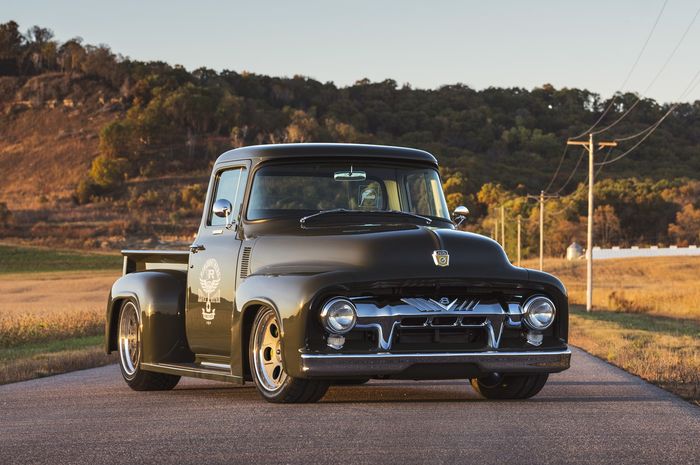 Restomod pikap Ford F-100 pakai mesin Coyote V8 dan punya bak unik