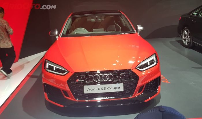 Audi RS5 masih mengusung desain gril besar dengan motif honeycomb