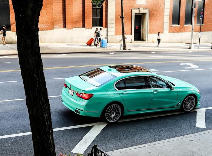 Tampilan belakang modifikasi Alpina B7 pakai kelir Mint Green