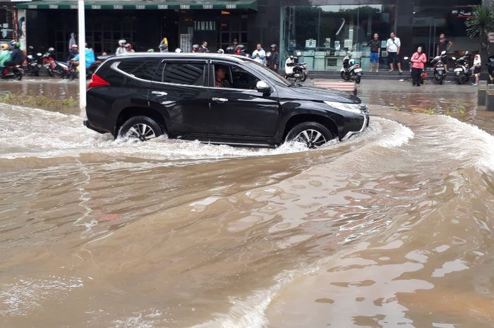 Ilustrasi. Mobil Terobos banjir benarkah bikin transmisi rusak?