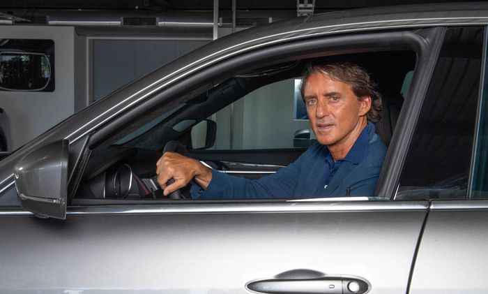 Roberto Mancini meminang Maserati Levante Trofeo setelah berhasil menjuarai liga Eropa 2020
