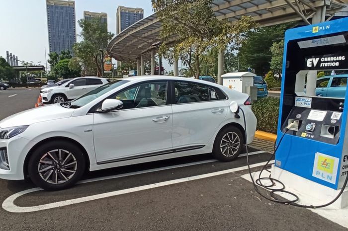 Hyundai IONIQ saat mengisi daya baterai di salah satu mall