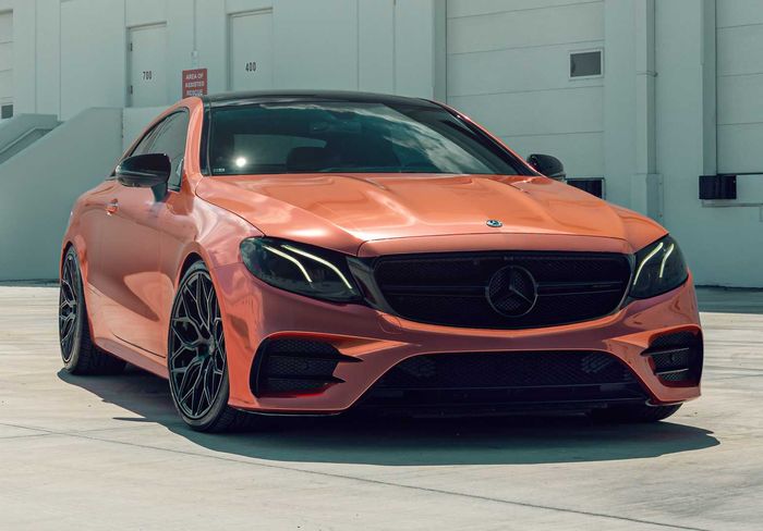 Modifikasi Mercedes-AMG E53 dilapis wrapping sticker oranye glossy