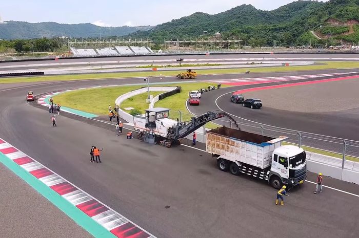 Jelang MotoGP Indonesia 2022, aspal lama sirkuit Mandalika sudah mulai dikikis menggunakan mesin Cold Milling Machine