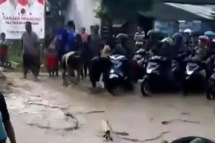 Banjir deras menerjang jalanan, pengendara motor jangan nekat coba melawan atau melewatinya