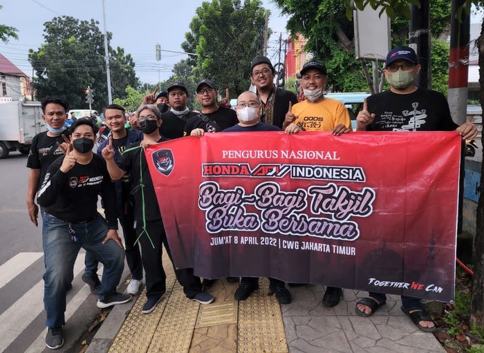 Kegiatan bagi-bagi takjil yang dilakukan oleh Honda ADV150 Indonesia diikuti oleh 20 orang anggota pengurus nasional 