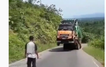 Percaya Gak Ada Truk Bisa Wheelie? Nih Lihat Langsung Videonya