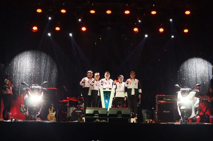  Peluncuran New Honda PCX160 dihadiri langsung oleh jajaran manajemen PT Daya Adicipta Motora di kawasan Jl. Diponegoro &ndash; Gedung Sate, Bandung, pada 25 Januari 2025.