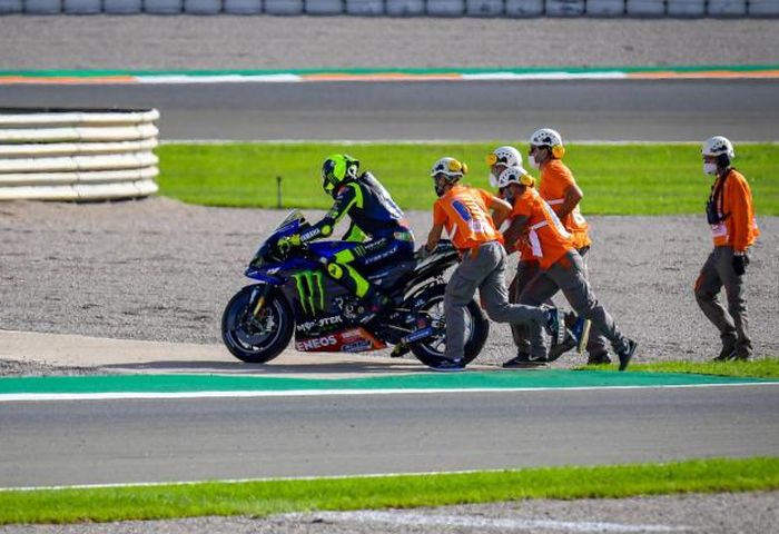 Bukannya marah, ini reaksi Valentino Rossi usai gagal finis di MotoGP Eropa 2020