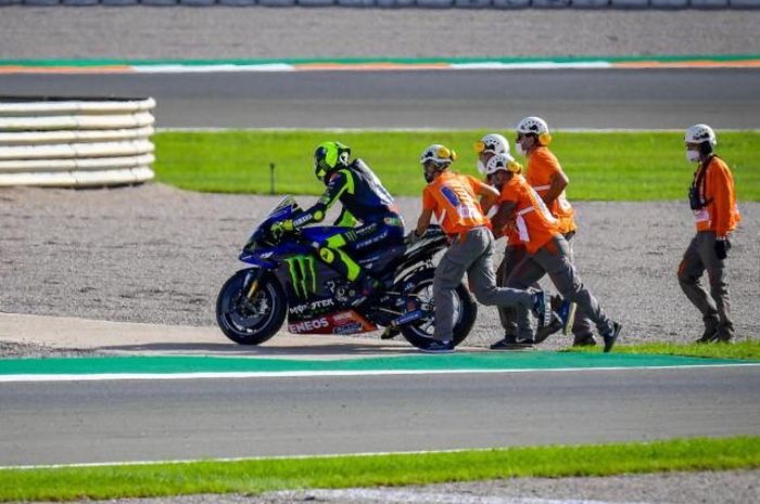 Bukannya marah, ini reaksi Valentino Rossi usai gagal finis di MotoGP Eropa 2020