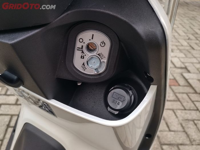 Honda EM1 e: masih pakai kunci kontak konvensional, di sebelahnya ada power outlet
