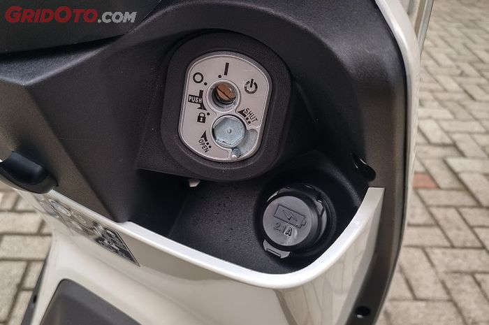 Honda EM1 e: masih pakai kunci kontak konvensional, di sebelahnya ada power outlet