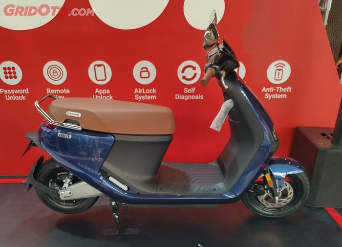 Pembelian Segway E110L atau N100 selama GIIAS 2023 akan mendapat fast charger dan phon holder gratis