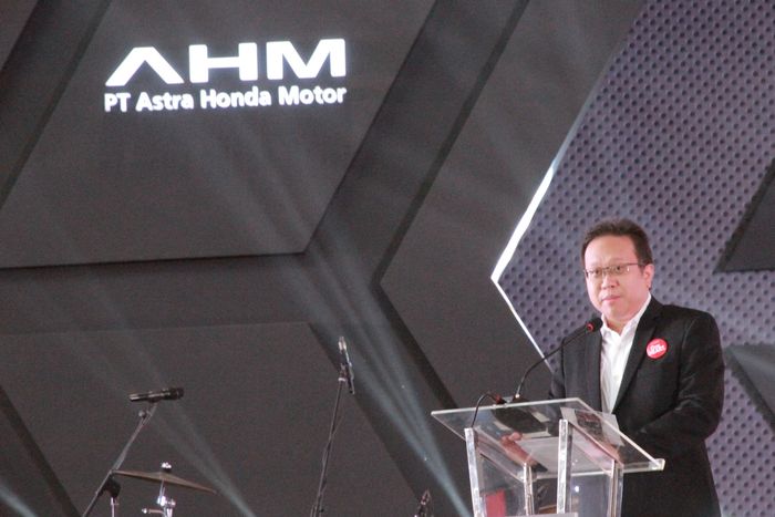 15 unit Honda NSF100 untuk pembinaan rider muda Honda ujar Thomas Wijaya, Direktur Marketing PT Astra Honda Motor