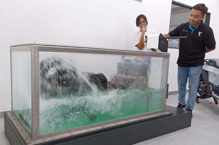 Simulasi pengujian motor listrik Savart direndam air.