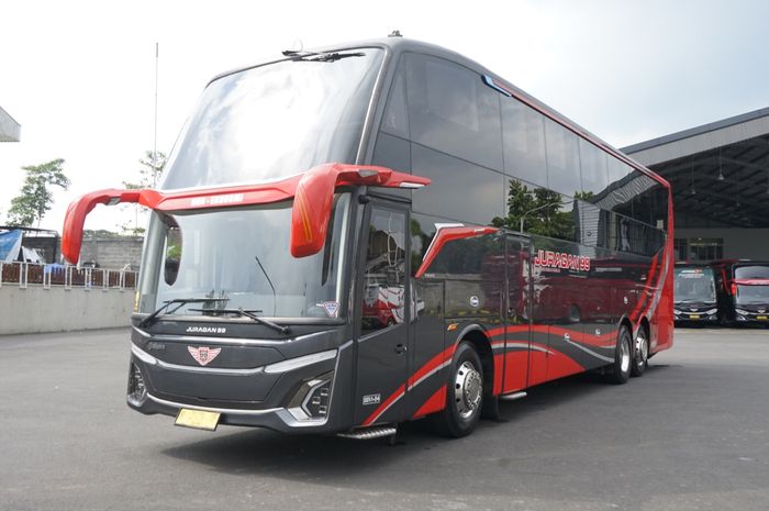 Bus Double Decker Full Sleeper Juragan 99, menggunakan sasis Volvo B11R, dengan karoseri SDD DC (Super Double Decker Dream Coach) rancangan Adiputro