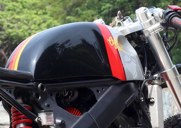 Modifikasi Honda CBR150R 2011. Bentuk tangki sengaja agak modern, biar beda dengan cafe racer kebanyakan
