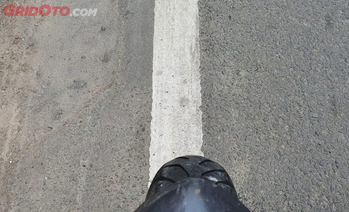 Penyebab ban depan goyang saat lewat marka jalan berasal dari kaki-kaki motor