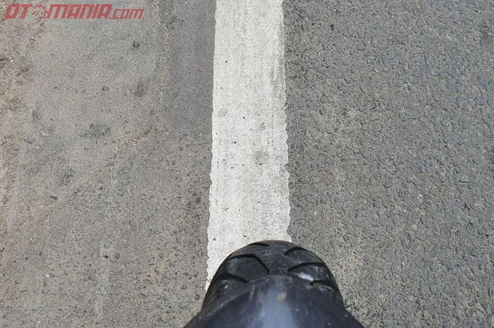 Penyebab ban depan goyang saat lewat marka jalan berasal dari kaki-kaki motor