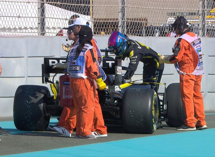 Red Flag harus dikibarkan saat sesi berjalan 60 menit usai Daniel Ricciardo (Renault) mengalami masalah mesin