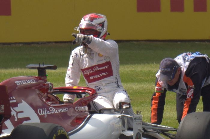 Saat sesi FP1 F1 Inggrs berjalan 40 menit, mobil Kimi Raikkonen (Alfa Romeo) mengalami masalah mesin