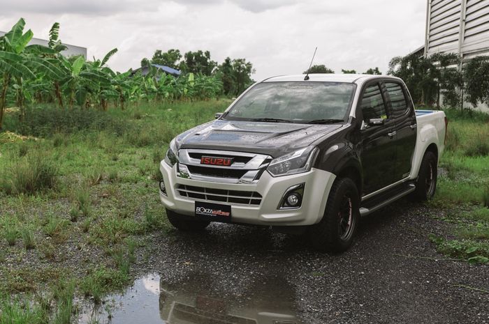 Foto ilustasi mobil gelap Isuzu yang dibawa kabur