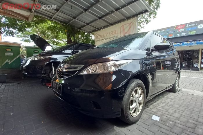 Honda Elysion di bengkel spesialis Honda, Irfan Auto di Bekasi.