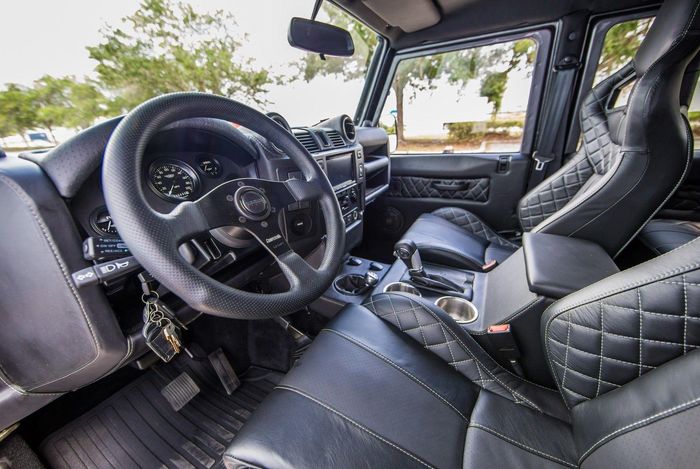 Interior Land Rover Defender mesin  LS3 dengan harga  Rp 3,5 miliar rupiah. 