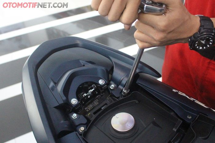 Buka behel menggunakan kunci T10 (Gbr.4), untuk memudahkan memasang braket sandaran penumpang