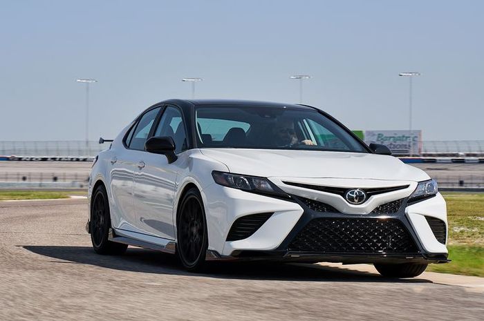 Toyota Camry TRD tampil sporty