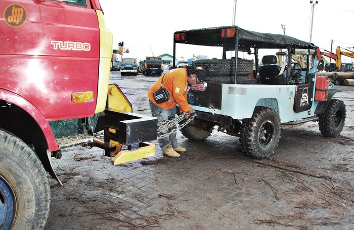 FJ40 ini juga digunakan untuk narik truk! 