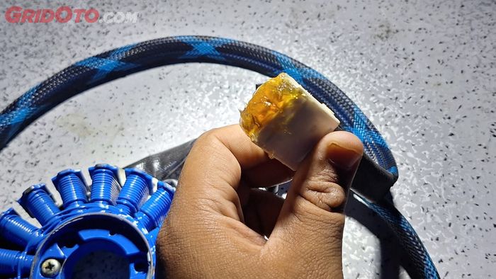 Grease khusus pada soket berfungsi untuk mencegah air masuk 