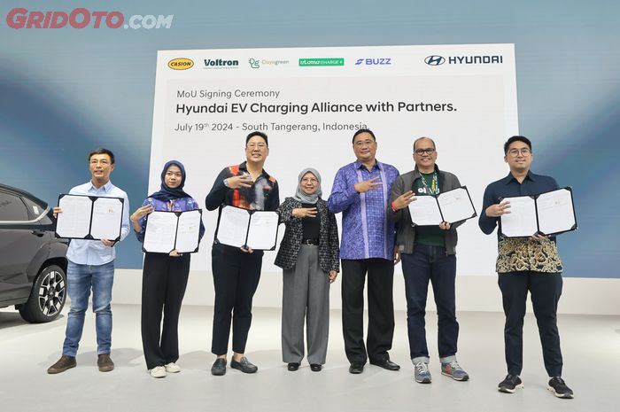 PT Hyundai Motors Indonesia melakukan penandatanganan MoU bersama mitra-mitra Charging Point Operator (CPO)