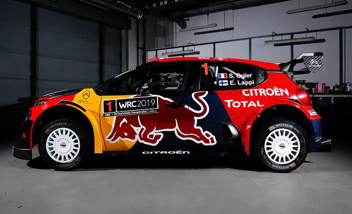 Pada warna kuning bagian atas di mobil reli ini terpasang logo Citroen dan tulisan 'Origins Since 1919' dan pada kelir merah belakang ada motif logo-logo Citroen